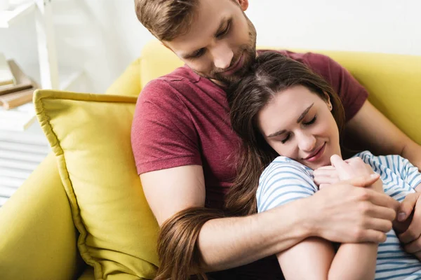 Glücklich schönes junges Paar, das sich zu Hause umarmt — Stockfoto