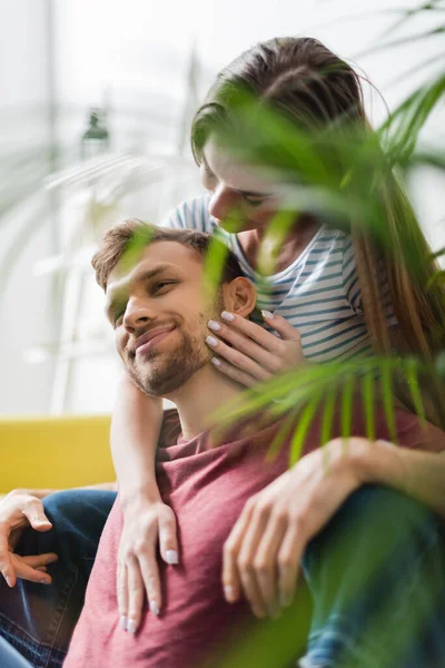 Feliz joven pareja abrazando en casa, enfoque selectivo - foto de stock