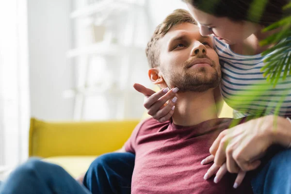 Heureux beau jeune couple câlin à la maison — Photo de stock