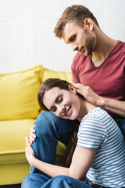 Glücklich schönes junges Paar, das sich zu Hause umarmt — Stockfoto