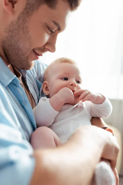 Selektiver Fokus des glücklichen Vaters, der einen entzückenden Jungen hält — Stockfoto