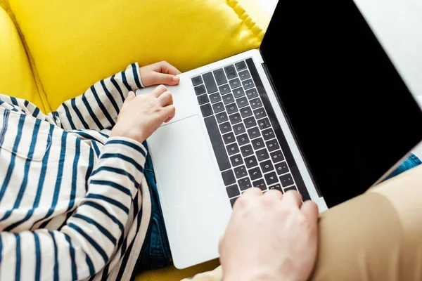 Visão de alto ângulo de pai e filho usando laptop com tela em branco — Fotografia de Stock