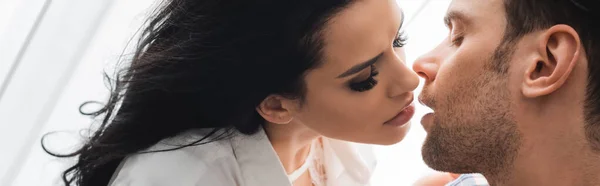 Cultivo panorámico de hermosa mujer besando novio con los ojos cerrados — Stock Photo
