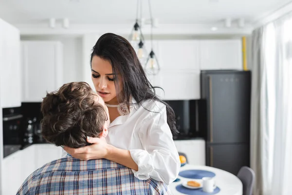 Belle femme touchant le cou du petit ami à la maison — Photo de stock