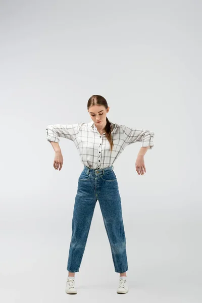 Menina atraente posando como fantoche isolado no cinza — Fotografia de Stock