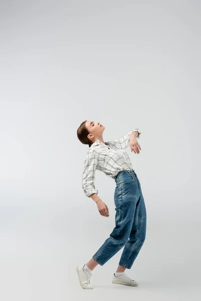 Menina atraente posando como fantoche isolado no cinza — Fotografia de Stock