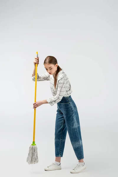 Menina atraente posando como fantoche isolado no cinza — Fotografia de Stock