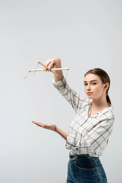 Attraente burattinaio femminile che punta con mano isolata sul grigio — Foto stock