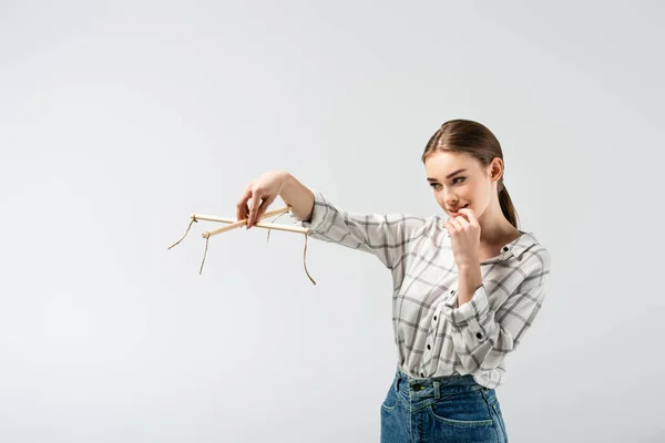 Sorridente atraente marionetista feminino isolado em cinza — Fotografia de Stock