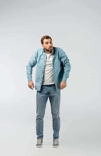 Joven posando como un títere aislado en gris - foto de stock