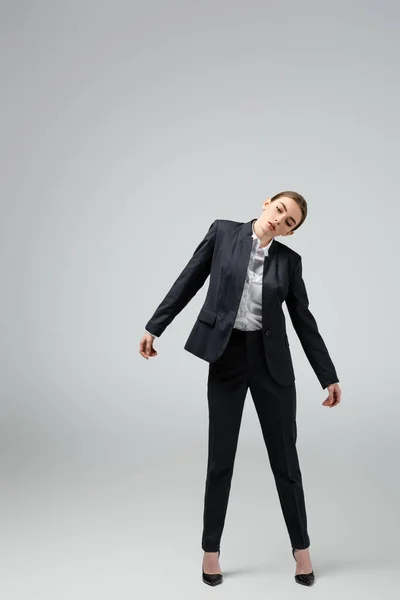Geschäftsfrau Marionette im Anzug posiert isoliert auf grau — Stockfoto