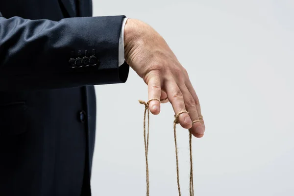 Vista ritagliata di burattinaio con corde sulle dita isolate su grigio — Foto stock