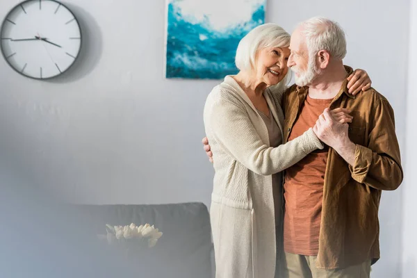 Concentrazione selettiva di felice coppia di anziani che balla a casa — Foto stock