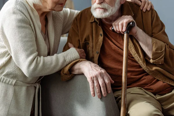 Vista ritagliata di donna anziana abbracciare marito, malato di demenza — Foto stock