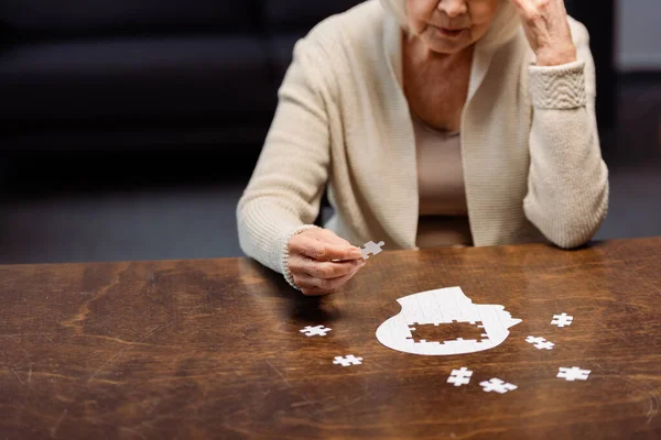 Mulher sênior coletando quebra-cabeça como terapia demência — Fotografia de Stock