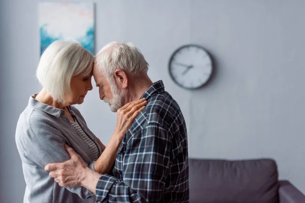 Seniorin und Mann mit Demenz umarmen sich im Stehen — Stockfoto