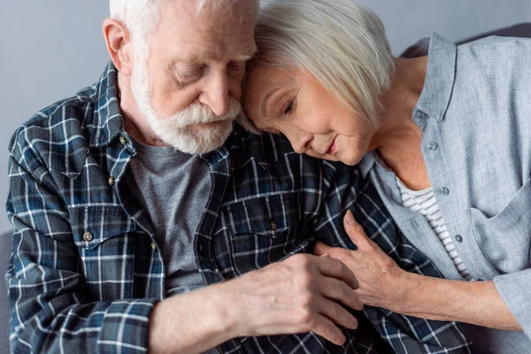 Senior woman hugging and leaning on old man with dementia disease — Stock Photo