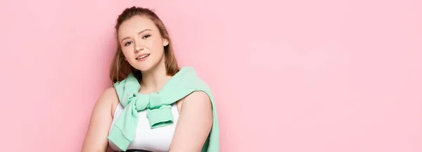 Site web tête de fille en surpoids avec sweat-shirt sur les épaules souriant à la caméra sur rose — Photo de stock