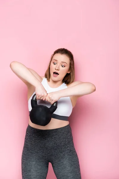 Scioccato ragazza in sovrappeso legatura peso pesante su rosa — Foto stock