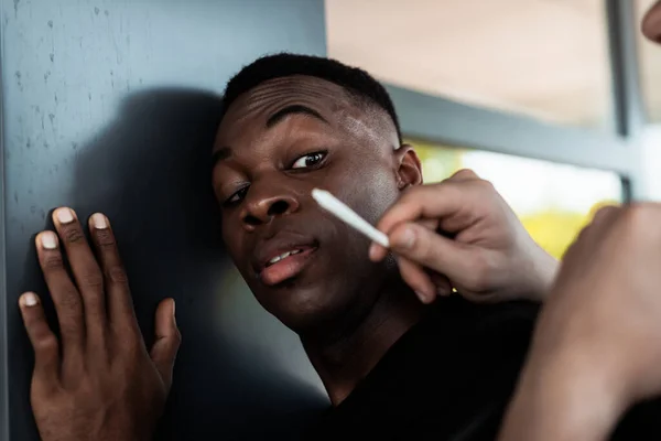 Foyer sélectif du policier tenant joint près de l'homme afro-américain — Photo de stock