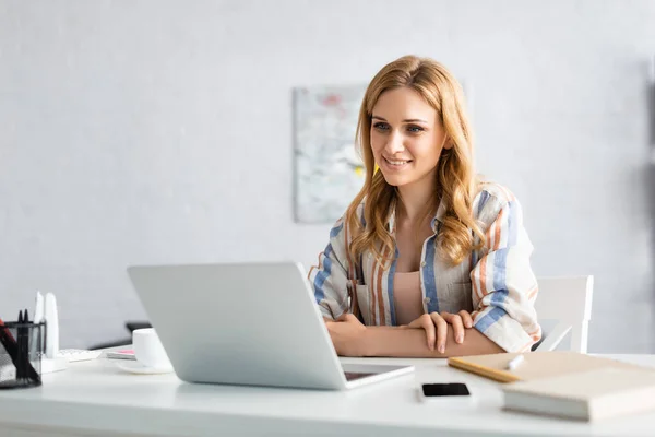 Selektiver Fokus attraktiver Freelancer, die mit Laptop arbeiten — Stockfoto