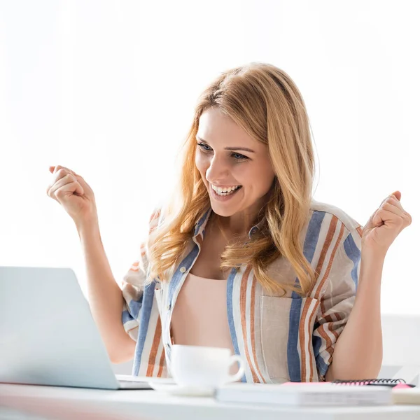 Focus selettivo della donna felice che sorride durante il webinar — Foto stock