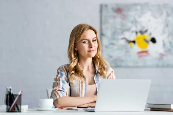 Вибірковий фокус концентрованої жінки, що працює з ноутбуком — стокове фото