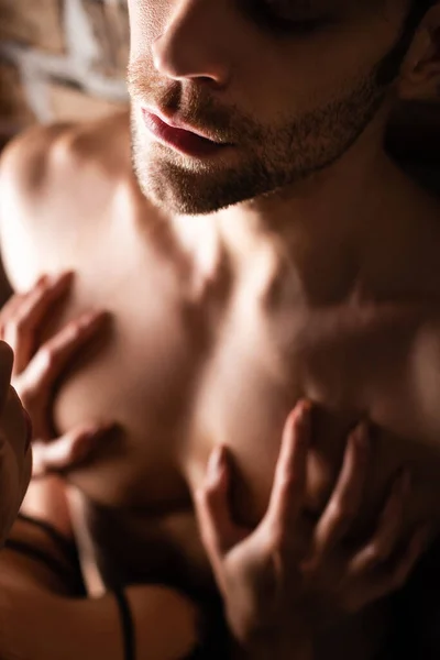 Vista cortada da mulher coçando peito de namorado muscular em casa — Fotografia de Stock