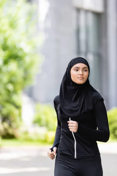 Junge arabische Sportlerin im Hidschab rennt nach draußen — Stockfoto