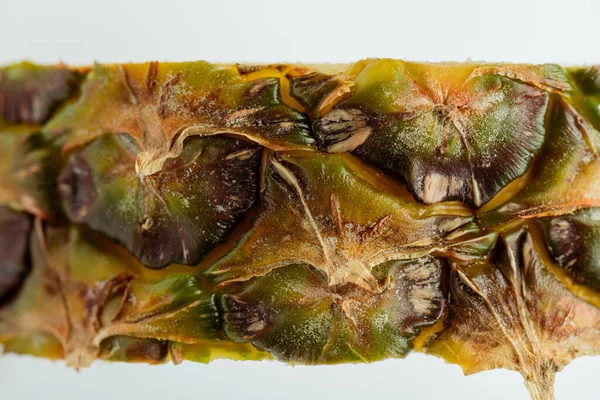 Nahaufnahme der Ananasscheibe mit brauner, strukturierter Schale isoliert auf weiß — Stockfoto