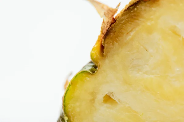 Nahaufnahme von köstlichen süßen geschnittenen Ananas isoliert auf weiß — Stockfoto