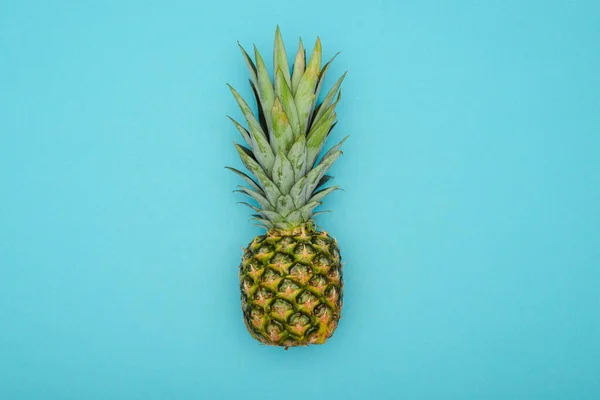 Top view of ripe pineapple on blue background — Stock Photo
