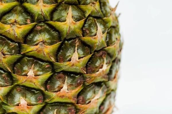 Vista de cerca de la piña con cáscara de textura marrón aislada en blanco - foto de stock