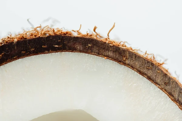 Крупним планом вид кокосової половини з коричневою текстурованою шкіркою ізольовані на білому — стокове фото