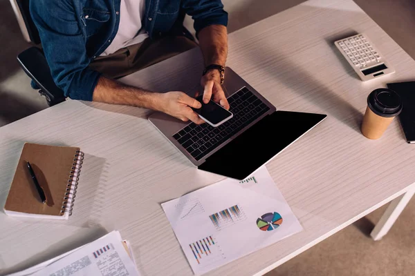 Vista cortada de empresário usando smartphone com tela em branco perto de laptop e copo de papel — Fotografia de Stock