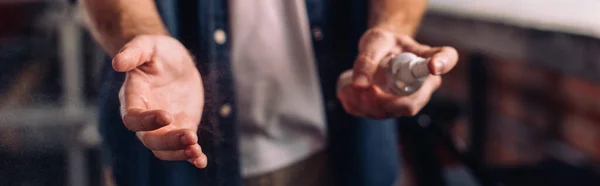 Cultivo horizontal de hombre de negocios pulverización desinfectante en la mano — Stock Photo