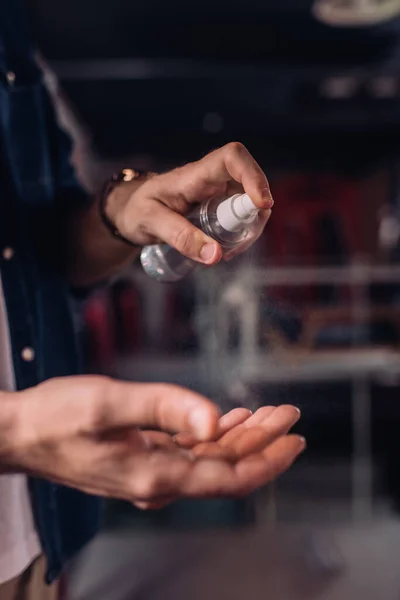 Selektiver Fokus von Geschäftsleuten, die Desinfektionsmittel zur Hand haben — Stockfoto