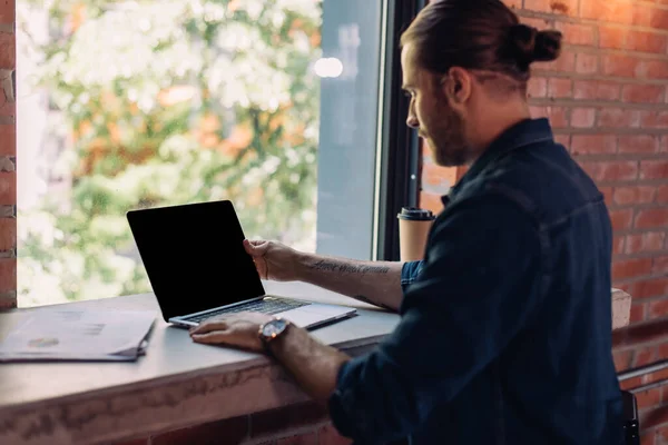 Messa a fuoco selettiva di uomo d'affari utilizzando laptop con schermo vuoto in ufficio — Foto stock