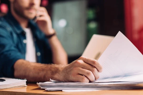 Foyer sélectif de l'homme d'affaires touchant des documents sur le bureau — Photo de stock