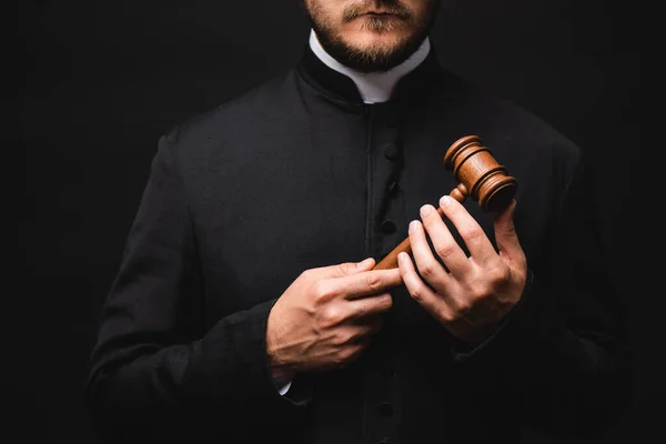 Vista cortada de padre barbudo segurando martelo de madeira isolado em preto — Fotografia de Stock