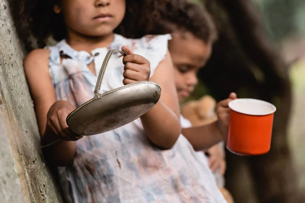 Concentration sélective des enfants afro-américains pauvres mendiant l'aumône dans les rues urbaines — Photo de stock