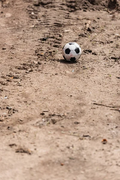 Focus selettivo del pallone da calcio a terra sulla strada urbana — Foto stock