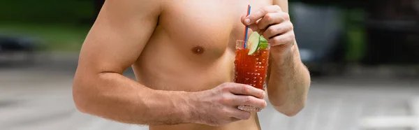 Panoramische Ernte von Mann ohne Hemd hält Glas mit Cocktail — Stockfoto