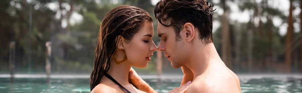 Website header of couple with closed eyes in swimming pool — Stock Photo