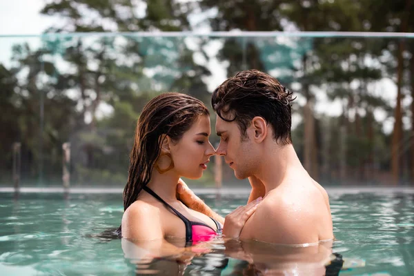 Profil de couple avec les yeux fermés dans la piscine — Photo de stock