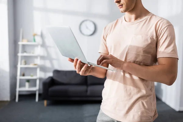 Zugeschnittene Ansicht des Menschen mit Laptop zu Hause, verdienen Online-Konzept — Stockfoto