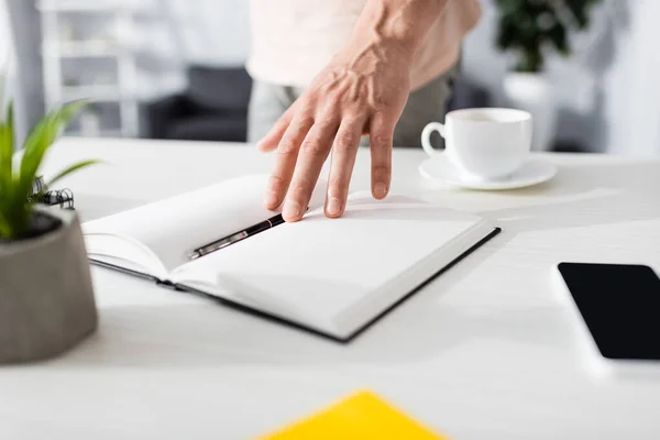 Vista ritagliata dell'uomo che punta con mano il notebook a casa — Foto stock