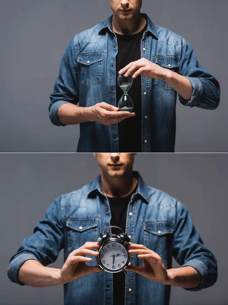 Collage de hombre sosteniendo reloj despertador y reloj de arena aislado en gris, concepto de gestión del tiempo - foto de stock
