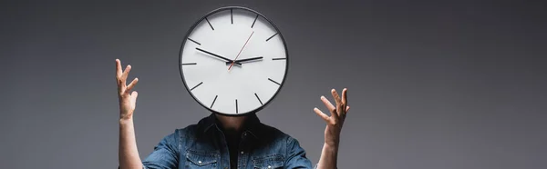 Horizontales Bild des Menschen mit Uhr am Kopf gestikulierend auf grauem Hintergrund, Konzept des Zeitmanagements — Stockfoto