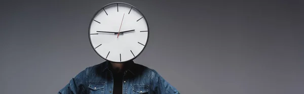 Foto panoramica dell'uomo con orologio sulla testa su sfondo grigio, concetto di gestione del tempo — Foto stock